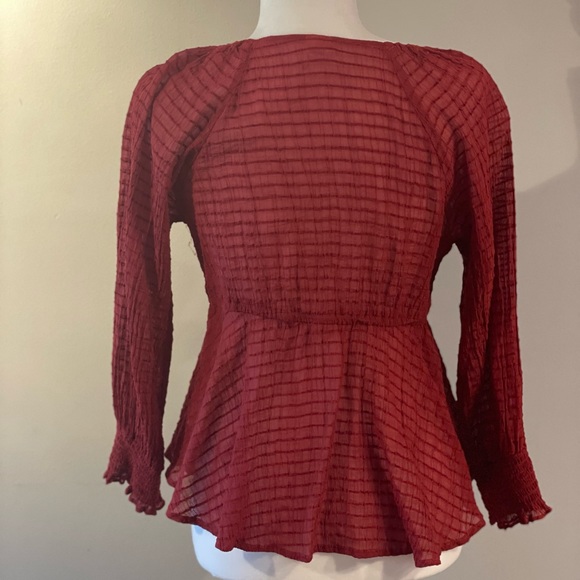 Flattering low cut red long sleeve - Picture 2 of 2
